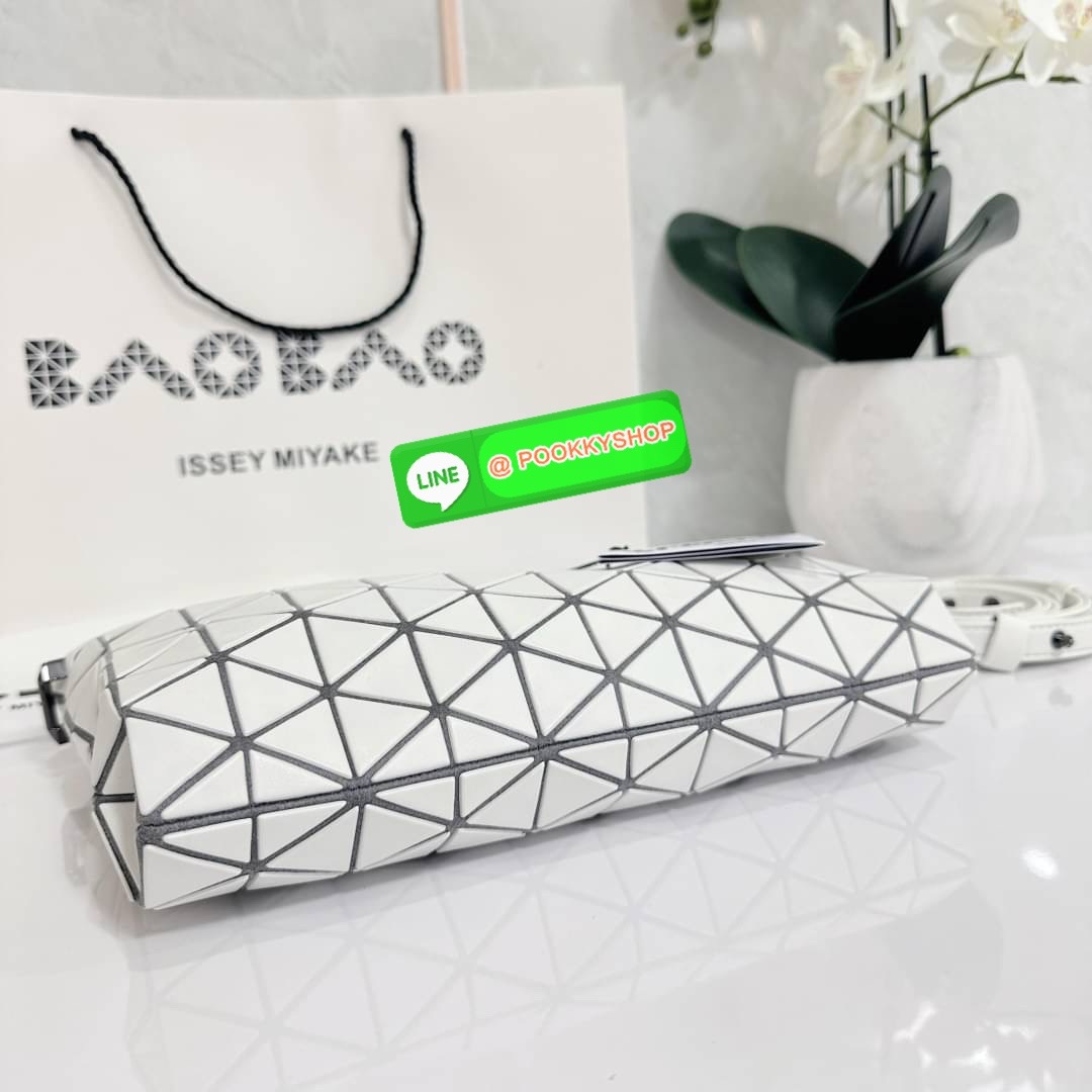 Bao Bao issey Miyake Tonneau Small Matte Bao Bao Issey Miyake รุ่น TONNEAU (ทอนโนะ) กระเป๋าทรง Boston Bag ที่โดดเด่นด้วยลายแพทเทิร์น 3 เหลี่ยมด้านเท่าเรียงต่อกัน ทำให้กระเป๋าใบนี้มีความโดดเด่นทั้งในเรื่องของดีไซน์ที่ทันสมัย และการใช้งานที่ครบทุกฟังก์ชั่น