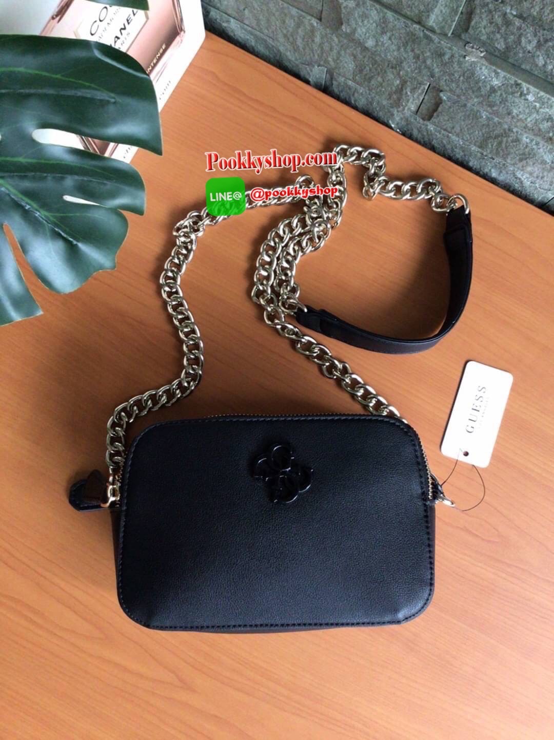 GUESS NOELLE CROSSBODY CAMERA BAG กระเป๋าสะพาย Crossbody รุ่นยอดนิยมหนังเรียบ และ หนังลาย Signature แบรนด์รอบใบ สวยอยู่ทรง ขนาดกำลังดี ด้านหน้ามีโลโก้แบรนด์ เปิดปิดด้วยซิปสะดวกใช้ แบ่งเป็น 2 ช่องซิป ภายในมีโลโก้ซับในลายแบรนด์ ภายในแยกเป็นสัดส่วนใช้งาน ใส่
