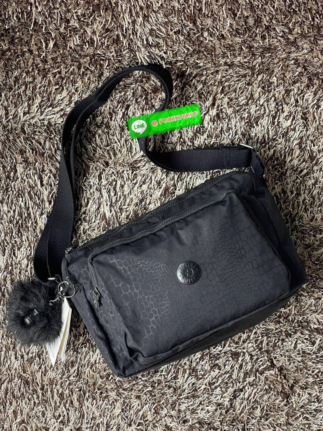 💕Kipling Silen Crossbody Bag กระเป๋าสะพายไหล่ช่วยเพิ่มความโมเดิร์นไม่ตกเทรนด์ให้กับลุคตามสไตล์การแต่งกายของคุณมากขึ้น มีน้ำหนักเบา พกพาไปไหนมาไหนได้สะดวก ใส่สิ่งของได้ครบครันโดยไม่ต้องกังวล นอกจากนี้ ยังมีสายสะพายที่ปรับระดับได้ มีช่องใส่ของเพิ่มเ