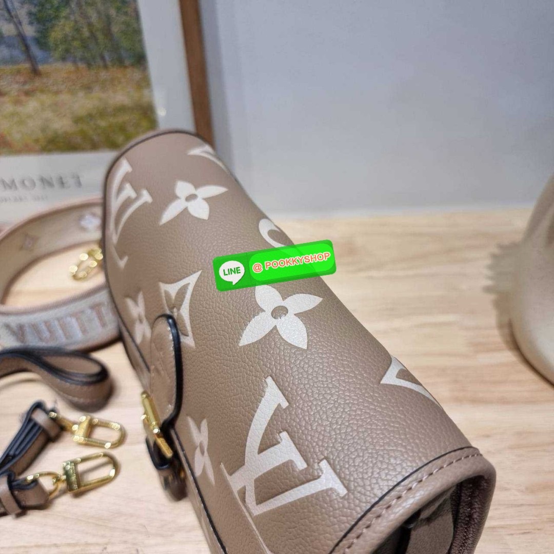 LV diane monogram empreinte bag 🔆 Details กระเป๋ามัลติฟังก์ชั่นสุดคุ้มจากเคาน์เตอร์ dutyfree ที่ดีไซน์ออกมาได้น่ารักน่าใช้มากๆ มีสายมาให้ถึง 2 แบบ สายหนังคล้องไหล่ได้ ปรับสะพายข้างได้ และสายสปอร์ตครอสบอดี้ได้ สวยลูกคุณหนูมากๆ ปรับเปลี่ยนใช้ตามลุคแ