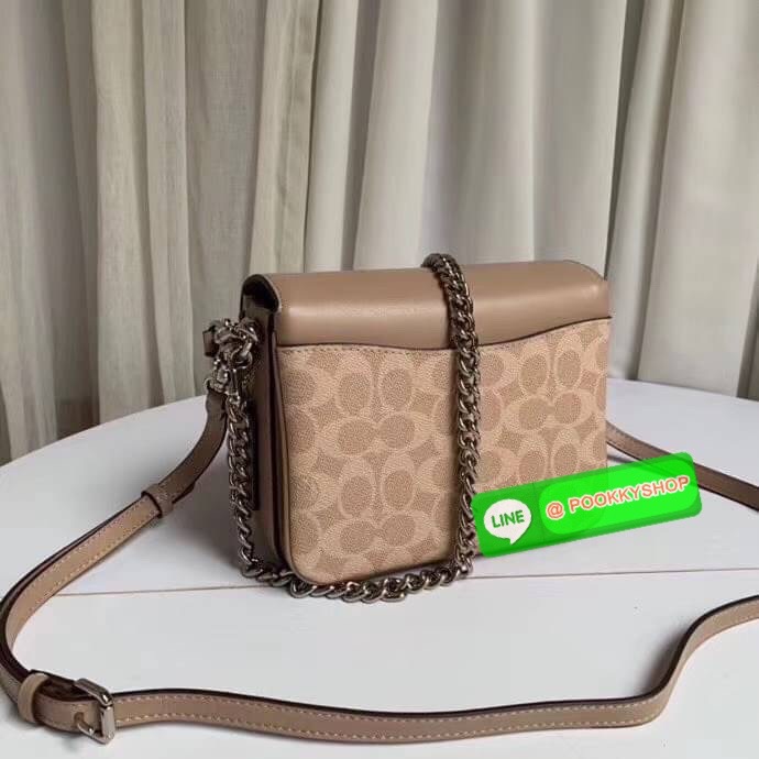COACH 89089 CASSIE CROSSBODY 19 IN SIGNATURE CANVAS คัมแบ็คแล้วจ้า!! เรียบหรู ดูดี ต้องไอเท็มนี้เลย!! กระเป๋าสะพายข้าง สุดพิเศษ!! มีสายมาให้ถึง 3 แบบ!! สลับใช้แมทช์ตามสไตล์ได้เลย วัสดุหนังแคนวาสสลับหนังแท้ บอกเลยว่าสวยทุกสีนะคอลนี้ เปิด-ปิดด้วยตัวบิดล็อค