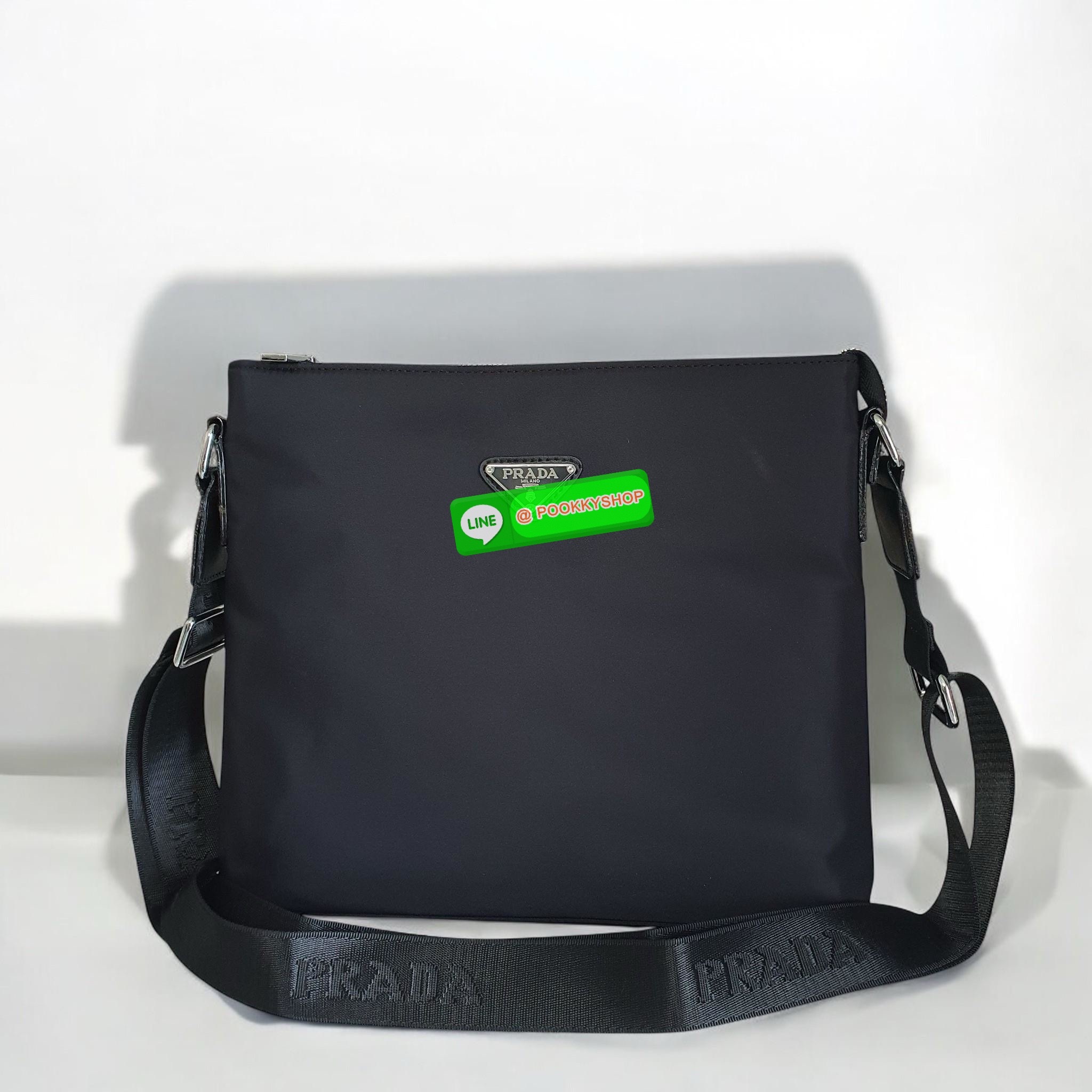 สำหรับคุณผู้ชาย เข้าแล้วค่ะ🌟🫶🏻 กระเป๋าทรง MASSENGER แบรนด์ PRADA อะไหล่เงินทั้งใบ ด้านในมีช่องใส่ของแบ่งเป็นสัดส่วน หลายช่อง เปิดปิดด้วยซิปยาว ใส่ IPADmini ได้สบาย จุของได้เยอะ มาพร้อมช่องซิปด้านในอีกหนึ่งช่อง ด้านหลังมีซิปใส่ของ ห