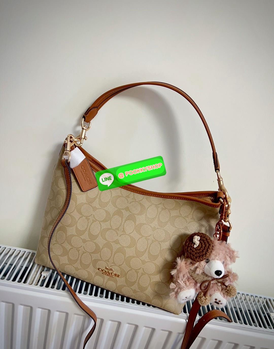 Coach Laurel Shoulder Bag In Signature Canvas (CR149) 🔖พร้อมส่ง สินค้าเข้าใหม่! กับกระเป๋าใบใหญ่กำลังดีเลยค่ะ หนังแท้ นิ่มสวย สีสวยค่ะ 🔖เปิด-ปิดกระเป๋าแบบซิป ภายในสุดโล่งกว้าง ใส่ได้จุมากๆ ยังมีช่องซิปยาวและช่องกระดุมสำหรับแยกใส่ของจุกจิกไ