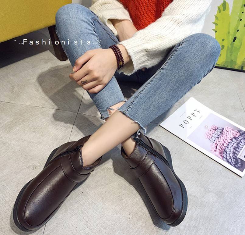 นุ่มม๊ากกกกก ใส่สบายม๊ากกกกก อยากให้ทุกคนได้ลองใส่กันค่ะ งานดีจริงๆ สินค้ามาใหม่ พร้อมส่งค่ะ รองเท้าบู้ททรงหุ้มข้อ วัสดุหนังสังเคราะห์เนื้อหนานุ่มคุณภาพดีเนื้อไม่แตกยับ พื้นยางหนา 3 c.m. ยึดเกาะดีเดินไม่ลื่น ภายในบุขนนุ่มให้ความอบอุ่นเท้า ใส่สบายเหมือนเดิ