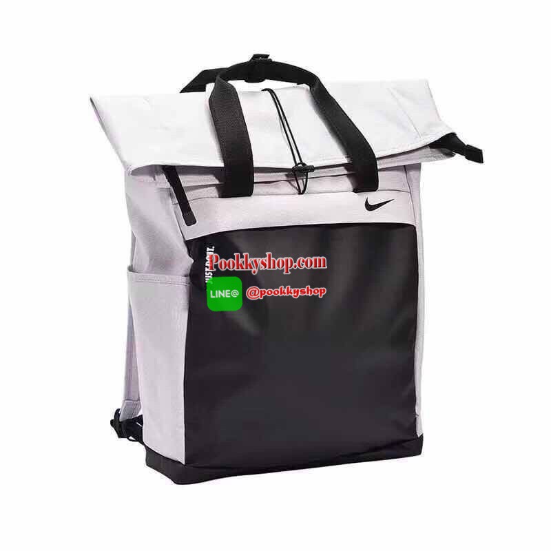 Nike Radiate Backpack เป้สะพายหลังที่โดดเด่นด้วยดีไซน์ส่วนใส่ของด้านบน และช่องกระเป๋ามากมายเพื่อให้เก็บของได้ไม่ตกหล่น วัสดุโพลีเอสเตอร์ 100% มีเปิดปิดถึง2ชั้น มีช่องใส่แล็ปท็อปช่วยปกป้องอุปกรณ์ของคุณ พร้อมกระเป๋าด้านหน้าที่เจาะรูด้วยเลเซอร์เพื่อเป็นช่องเ