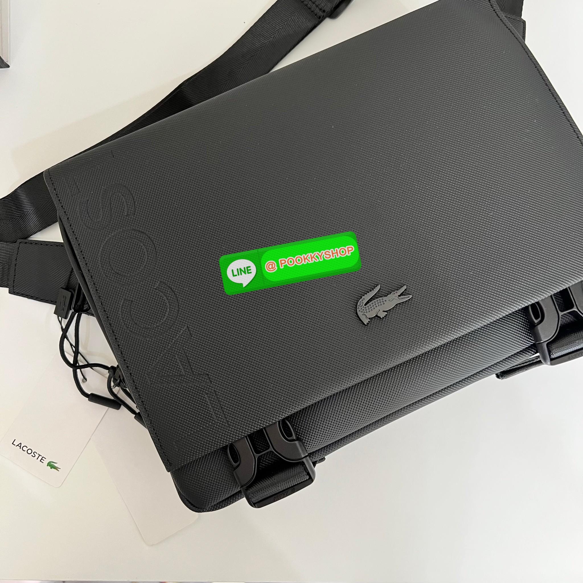 Men's L.12.12 Clipped Flap Adjustable Shoulder Strap Small Pouch วัสดุ PVC คุณภาพดีตามแบบฉบับแบรนด์ น้ำหนักเบา กันน้ำ ด้านหน้ามีโลโก้เหล็ก ฝาเปิดปิดด้วยคลิปล๊อค 2 ด้าน ช่องหลัก ด้านในมีช่องซิปพร้อมหัวซิปแบรนด์ ใส่กระเป๋าสตางค์ใบยาว ipad มือถือ ของจุก