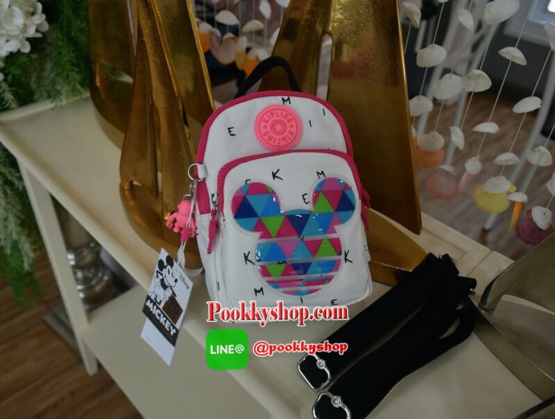 Kipling Disney’s Minnie Mouse and Mickey Mouse 3 IN 1 กระเป๋าสะพายหลัง สะพายข้าง หรือ crossbody 3 in 1 มาพร้อมพวงกุญแจลิง ด้านหน้ามีช่องซิปแยกใส่ของจุกจิก ภายในช่องหลัก มีช่องซิปใส่ของ พร้อมอีก 1 ช่องด้านใน เปิด-ปิด ด้วยซิป สะดวกใช้ พร้อมสายยาว 2 สาย สะพา