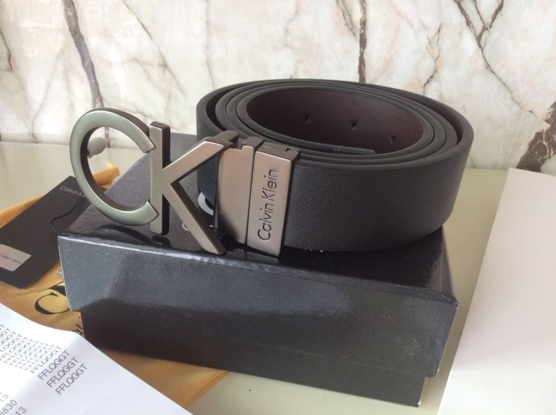 Calvin Klein Real leather เข็มขัดผู้ชาย Calvin Klein Real leather หนังแท้ หัวเข็มขัดตัวอักษรแบรนด์ CK ดูเก๋มีสไตล์ New item! ชุดของขวัญสำหรับคุณผู้ชาย เข็มขัด ที่ใครหลายคนรอคอย ดีไซน์เรียบหรู ตามแบบฉบับของCKเลยคะ จะ ซื้อเป็นของขวัญ ของฝาก ปีใหม่ ดีเลิศค่า