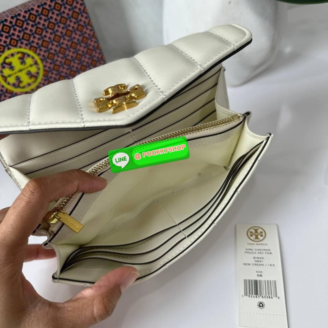 TORY BURCH KIRA CHEVRON POUCH KEY FOB 📍กระเป๋าสตางค์ใบยาว รุ่นใหม่ ทรงคลาสสิค 📍เปิด-ปิดด้วยอะไหล่บิดล็อค 📍ภายในมีช่องซิปตรงกลางสำหรับใส่เหรียญ ช่องใส่ธนบัตรและช่องใส่บัตร 📍วัสดุหนังแกะแท้ 📍จัดระเบียบกระเป๋าสตางค์ได้