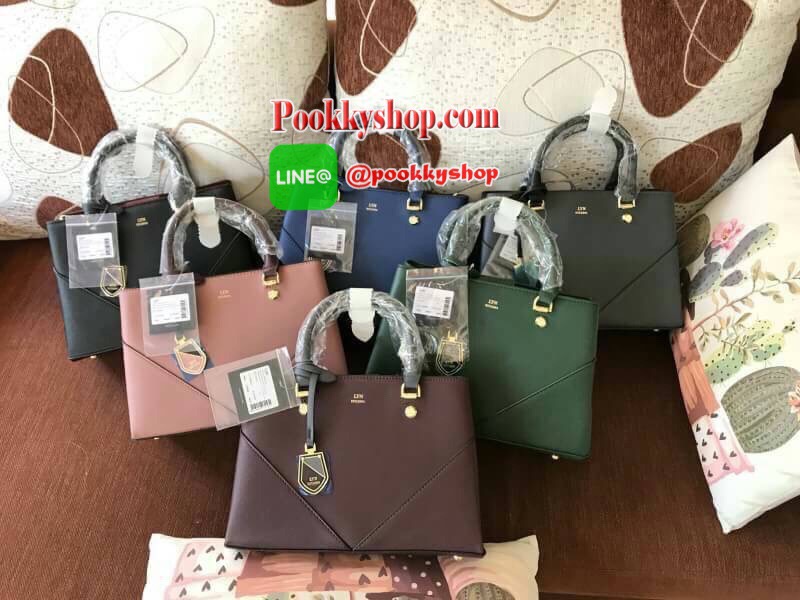 ถุงผ้าแบรนด์/ป้ายบาร์โค้ต) รีออเดอร์รุ่นขายดี!! LYN AMOUR M BAG กระเป๋าถือหรือสะพายรุ่นใหม่ล่าสุด!!! วัสดุลายหนังsaffianoเย็บแต่งลายทะแยงให้กระเป๋าดูมีทรง ด้านหน้าประดับTagโลหะปั้มโลโก้คล้องหนัง ถอดออกได้ ภายในกระเป๋าแบ่งเป็นสองช่องใหญ่ อีกหนึ่งช่องซิปคั่