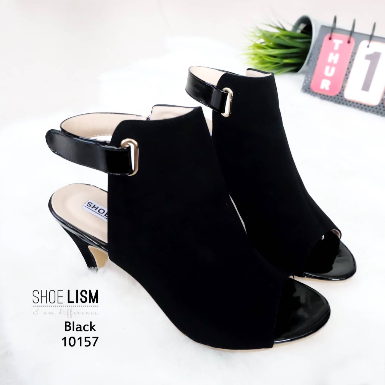 มีความแซบ เก็บทรงสวยเป้ะ หน้าเต็มสไตล์ปราด้า รัดข้อเมจิกเทป หนังนิ่มมากเลยรุ่นนี้ การันตีความฟิน ใส่สบายเหมือนไม่ได้ใส่ส้นสูงเลยจริงๆ