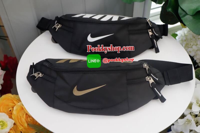 Brand : Nike กระเป๋าคาดเอว สะพายข้างใบใหญ่ เก็บของได้เยอะ ภายนอกมี2 ซิป ภายใน มีซิปเล็กไว้เก็บของ สายสะพายปรับได้ ใส่ได้ทั้งผู้หญิง และ ผู้ชาย