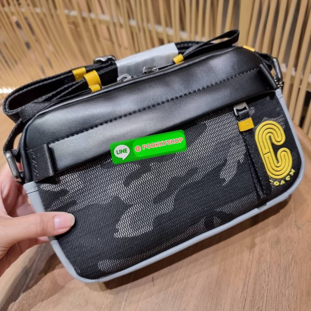 COACH 2373 EDGE CROSSBODY ความเท่ never die!! กระเป๋าครอสบอดี้ทรงยอดฮิต ที่หนุ่มๆไม่ควรพลาด รูปทรงดีไซน์คลาสสิค ใช้งานง่าย วัสดุหนังแท้สลับแคนวาส โดดเด่นด้วยลูกเล่นโทนสี ตัวกระเป๋ามีซิปหลัก และซิปด้านหน้า พร้อมช่องแยกด้านหลัง ใส่ของไปเลยเน้นๆ ใส่โทรศัพท์ม