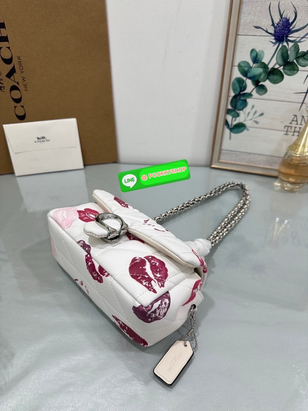 Coach CR114 – Tabby Shoulder Bag 20 With Quilting And Lip Print ไอเทมสุดจี๊ดจาก Coach USA ที่ห้ามพลาด! รายละเอียดสินค้า: • วัสดุ: หนังแกะนัปป้า (Nappa Leather) นุ่มหรูระดับพรีเมียม • ลวดลาย: ลิปปริ้นท์ (Lip Print) ลิมิเต็ดสุดปัง