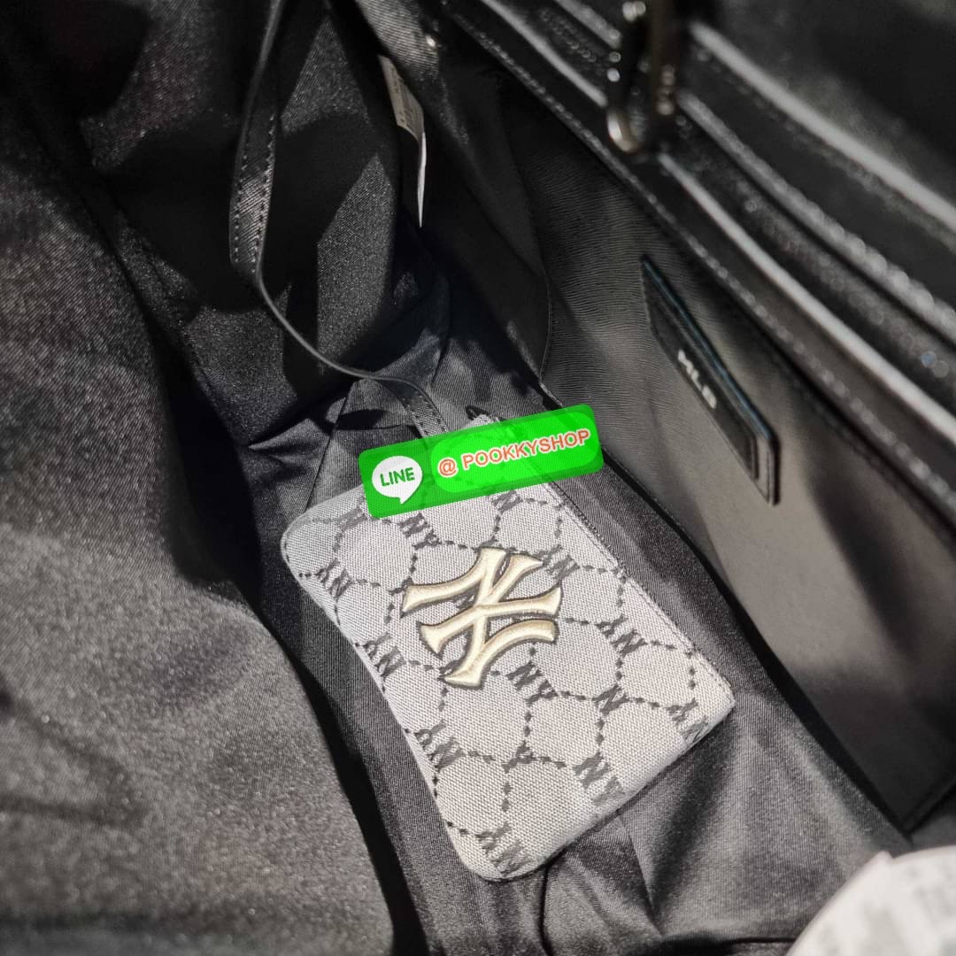 MLB MONOGRAM TOTE BAG กระเป๋าทรงโท้ท ใบใหญ่จุคุ้ม ที่มีกิมมิคไม่เหมือนใคร ด้วยดีไซน์ลวดลายโมโนแกรมเอกลักษณ์ ปั๊มลงบนผ้าแคนวาสและหนัง pu คุณภาพดี สวยคม ปากกระเป๋ามีอะไหล่เกี่ยวกันของหล่นได้ มาพร้อมสายสะพายในตัว ภายในโล่งกว้างมาก ใส่ของสำคัญได้แบบไร้กังวล ห