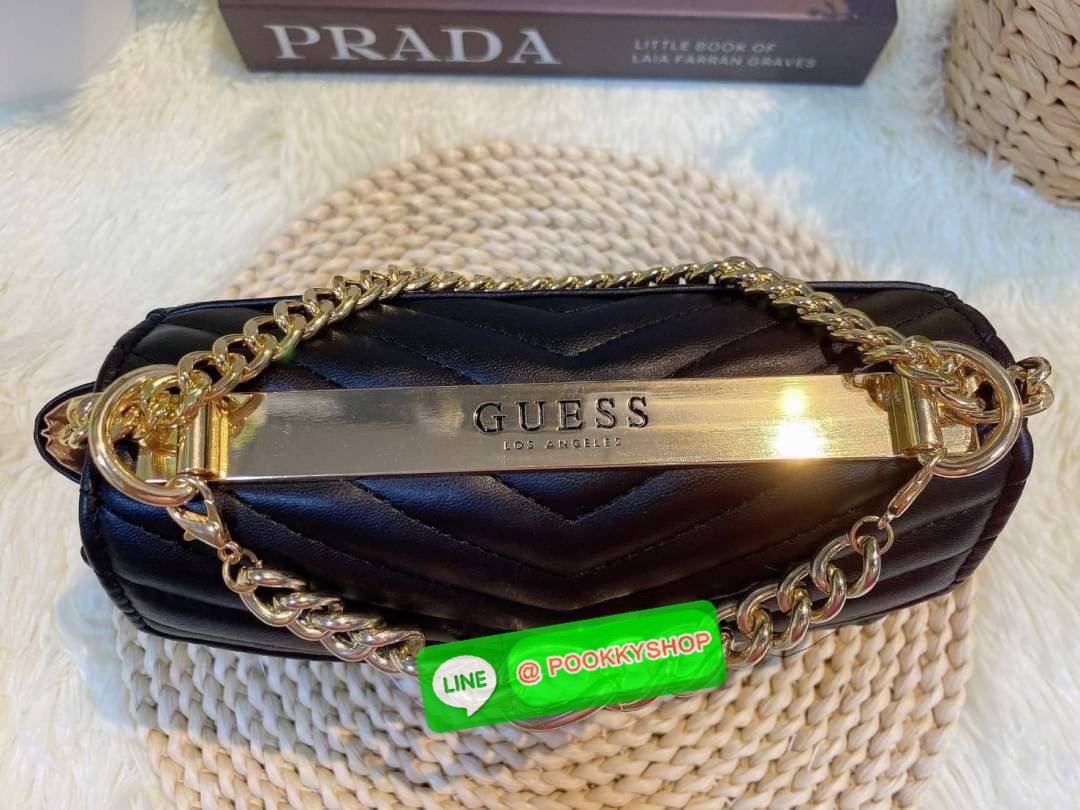 GUESS กระเป๋าสะพายทรงน่ารัก สวยอยู่ทรง ขนาดกำลังดี น้ำหนักเบา ด้านหน้ามีโลโก้แบรนด์อะไหล่ทอง โซ่ห้อยด้านหน้าไม่ชอบ สามารถถอดได้ เปิดปิดด้วยกระดุมแม่เหล็กสะดวกใช้ ภายในมี 1 ช่องย่อย และ 1 ช่องซิปเล็ก