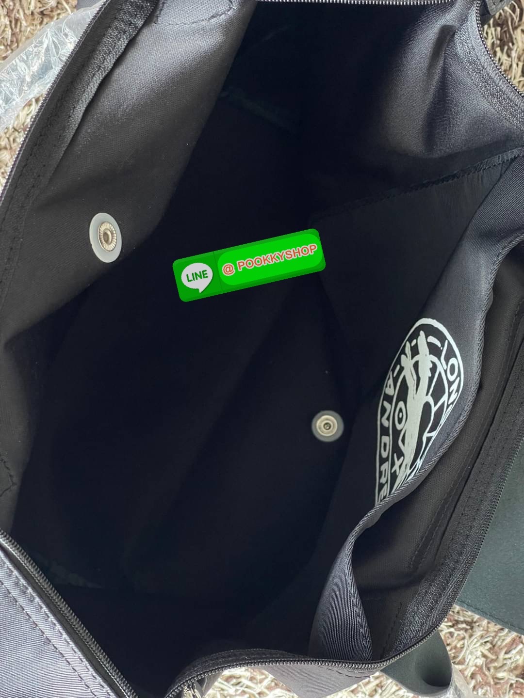 ð Longchamp x AndrÃĐ Le Pliage Large Shoulder Bag āļāļāļĨāđāļĨāļāļāļąāđāļāļŠāļļāļāļāļīāđāļĻāļĐāļāļēāļāļĨāļāļāļāļāļāļāđ âLongchamp & AndrÃĐâ āļāļĩāđāļĄāļĩāļĻāļīāļĨāļāļīāļāļāļĢāļēāļāļīāļāļĩāđāļāļ·āđāļāļāļąāļ āļāļąāļāđāļāļĢ āļāļēāđāļĢāļ§āļē (Mr. AndrÃĐ Saraiva) āđāļāđāļēāļāļāļāļāļēāđāļĢāļāđāļāļāļĢāđāļāļēāļĢāđāļāļđāļāļŠāļļāļāļĢāđāļēāđāļĢāļīāļāļāļĒāđāļēāļ âāļĄāļīāļŠāđāļāļāļĢāđāđāļ (Mr. A)â āļĄāļēāļĢāđāļ§āļĄāļāļāļāđāļāļāļāļĢāļ°āđāļāđāļēāļāļāļĨāđāļĨāļāļ