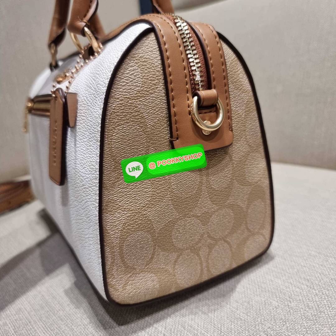 COACH CA149 ROWAN SATCHEL IN BLOCKED SIGNATURE CANVAS สีเข้าใหม่ตัวท็อปอีกหนึ่งรุ่น กับกระเป๋าทรงหมอน ดีไซน์คัลเลอร์บล็อค โทนสีตัดกันอย่างลงตัว ใช้งานง่าย ตอบโจทย์ทุกลุค ทุกสไตล์ มาพร้อมหูจับในตัว และสายครอสบอดี้ วัสดุหนังแคนวาสสลับหนังแท้ มีซิปด้านหน้า แ