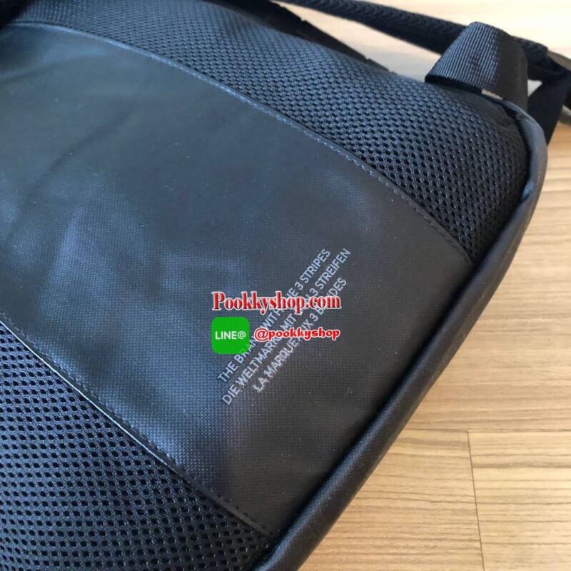 ADIDAS ORIGINAL 3D BACKPACK 2019 ความสปอร์ตซ่อนเท่ ด้วยลวดลาย 3D เก็บหมดทุกเม็ดทั้ง Tablet และ Gadgets การออกแบบกระเป๋าเป็นเหมือนถุงทรงสูง ปากกระเป๋าเปิดปิดด้วยซิปสะดวกใช้ ด้านล่างเป็น polyurethane กันน้ำ หูจับด้วยบนจะถือเป็น totebag ก็ดูดี ด้านหลังเป็นสา