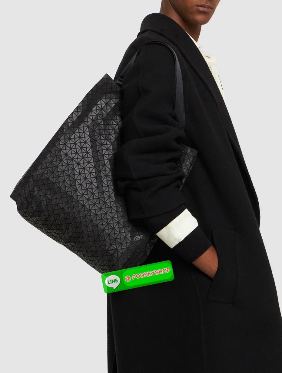Baobao Issey Miyake Cart S geometric tote bag รูปทรงที่สร้างขึ้นโดยบังเอิญ' เสื้อผ้าที่มีโครงสร้างและได้รับการออกแบบทางวิศวกรรมอันเป็นเอกลักษณ์ของแบรนด์ ส่งต่อไปยังเครื่องประดับที่น่าประทับใจและไร้กาลเวลาเหล่านี้ กระเป๋าโท้ต Cart ประดิษฐ์ขึ้นจากการตั