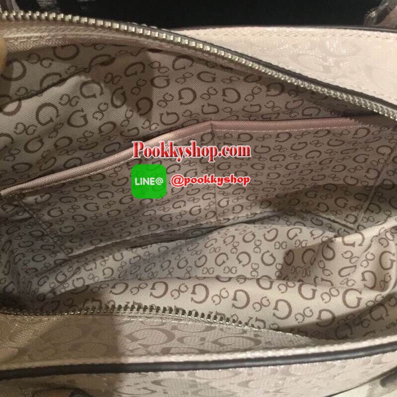 GUESS DELANEY TOTE BAG กระเป๋าทรง shopping วัสดุหนังแก้วเงาสวย น้ำหนักเบา ด้านหน้าประดับด้วยโลโก้แบรนด์สุดหรู เปิดปิดกระเป๋าด้วยซิปสะดวกใช้ ด้านในโล่งกว้าง มีช่องซิปและช่องเล็กสำหรับใส่ของ ซับในลายแบรนด์ รุ่นนี้มาพร้อมสายสะพายยาวปรับได้ ถอดได้ จะใช้แบบสะพ