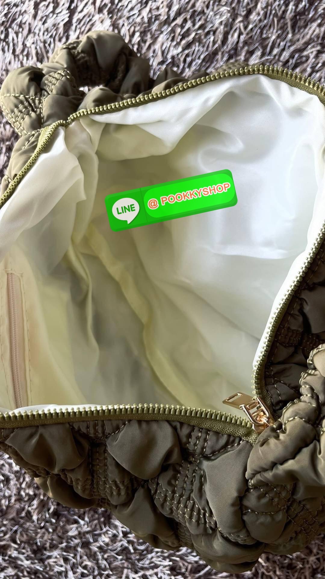 C Cozy Shoulder Bag สายแฟชั่นเกาหลีห้ามพลาด เป็นกระเป๋าที่กำลังได้รับความนิยมอย่างมากในเวลานี้ ถูกออกแบบมาให้มีลักษณะนุ่มนิ่มไม่ต่างจากพัฟเฟิลโค้ตหรือผ้านวม เลือกหยิบมาใช้ แมตช์เข้ากับคอสตูมได้ในแต่ละวัน รูปทรงและงานดีไซน์ที่มีความโดดเด่น และแตกต่างจากกระ