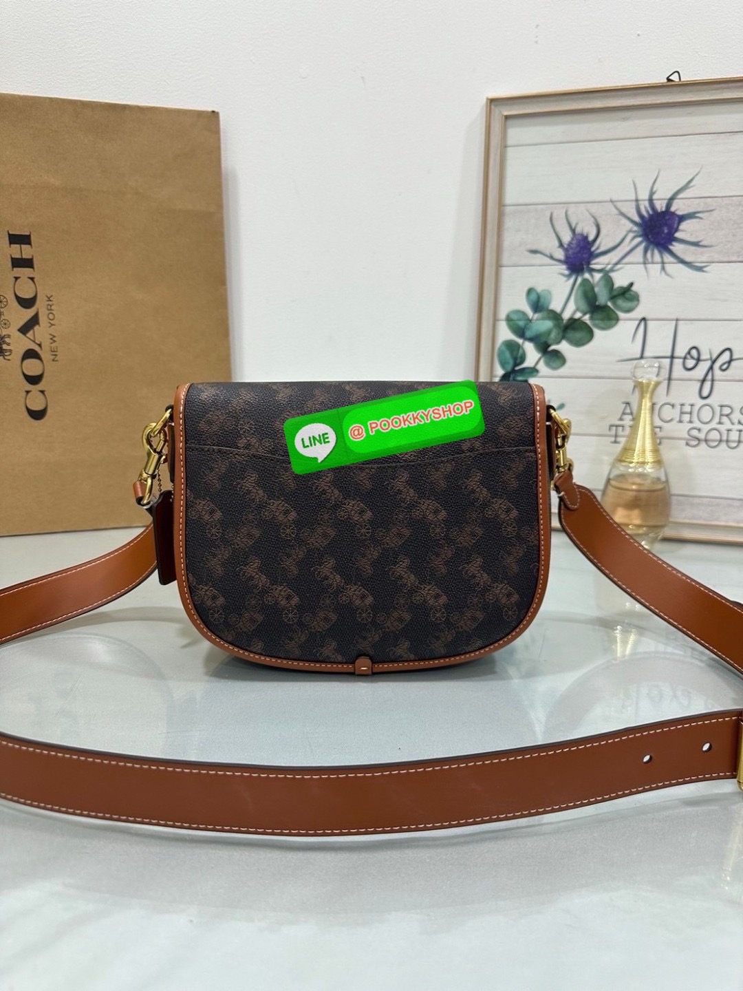 “Elegance in motion.” Coach CR512 Harley Crossbody – กระเป๋าสะพายข้างที่ผสานความหรูหราและความคลาสสิกได้อย่างลงตัว วัสดุคุณภาพเยี่ยม ผสมผสานระหว่างผ้าแคนวาสเคลือบลายซิกเนเจอร์และหนังเรียบ ลาย Horse and Carriage ที่ด้านหน้า เพิ่มความน่ารักและโดดเด่น เหมาะสำ