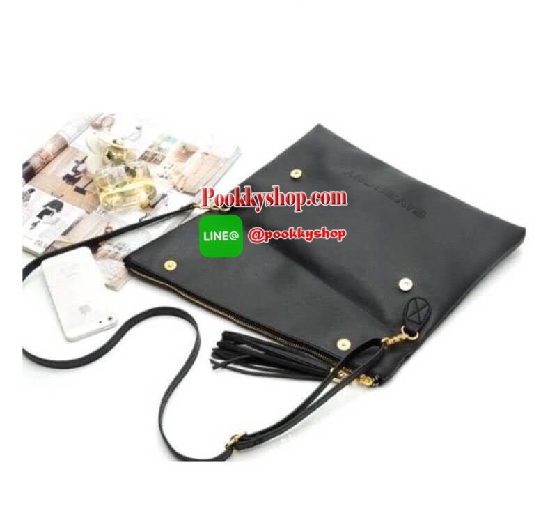 รุ่น BEST SELLER มาเพิ่มอีกรอบคะ กระเป๋า Givenchy shoulder bag หนัง PU เนื้อดี ดีไซด์เก๋มากคะ ด้านหน้า ปั้ม logo brand หัวซิป ประดับพู่ ด้านในบุด้วยผ้า water proof ปั้ม logo brand มีช่องเล็กใส่ของจุกจิกคะ