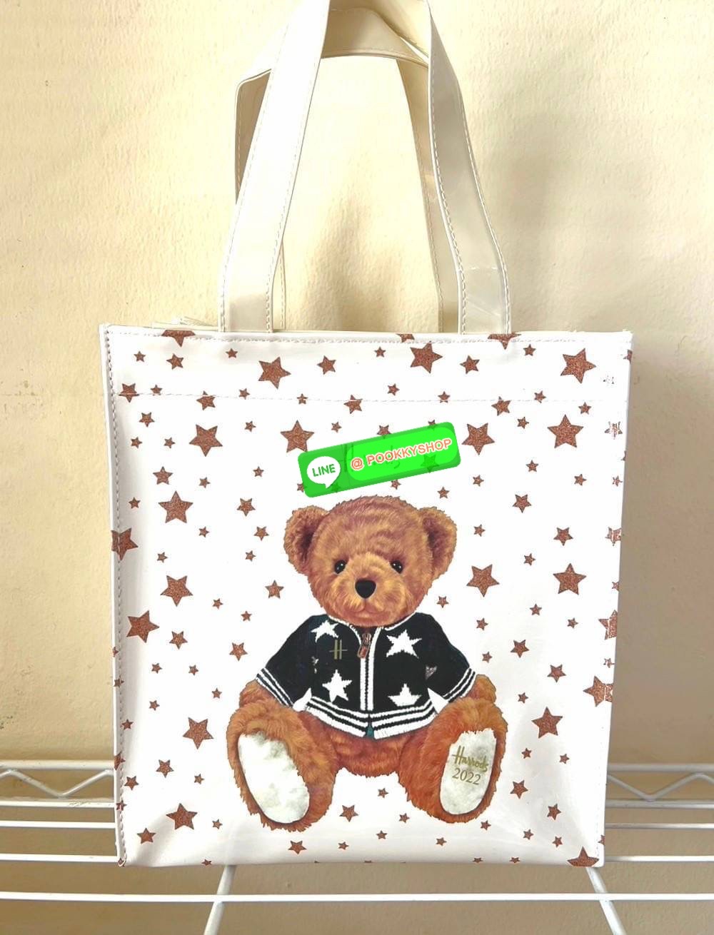 Don't Miss! Harrods London Top-handle Shopping Bag กระเป๋า Shopping แบรนด์ดังจากอังกฤษไอเท็มยอดนิยมวัสดุ PVC+Polyester 100% ของแท้เนื้อหนาอยู่ทรงกันน้ำ ขนาดกำลังดี น้ำหนักเบา เปิดปิดด้วยซิปสะดวกใช้ภายในกว้างและจุ มีโลโก้แบรนด์และมีช่องซิปเล็ก1ช่องสาม