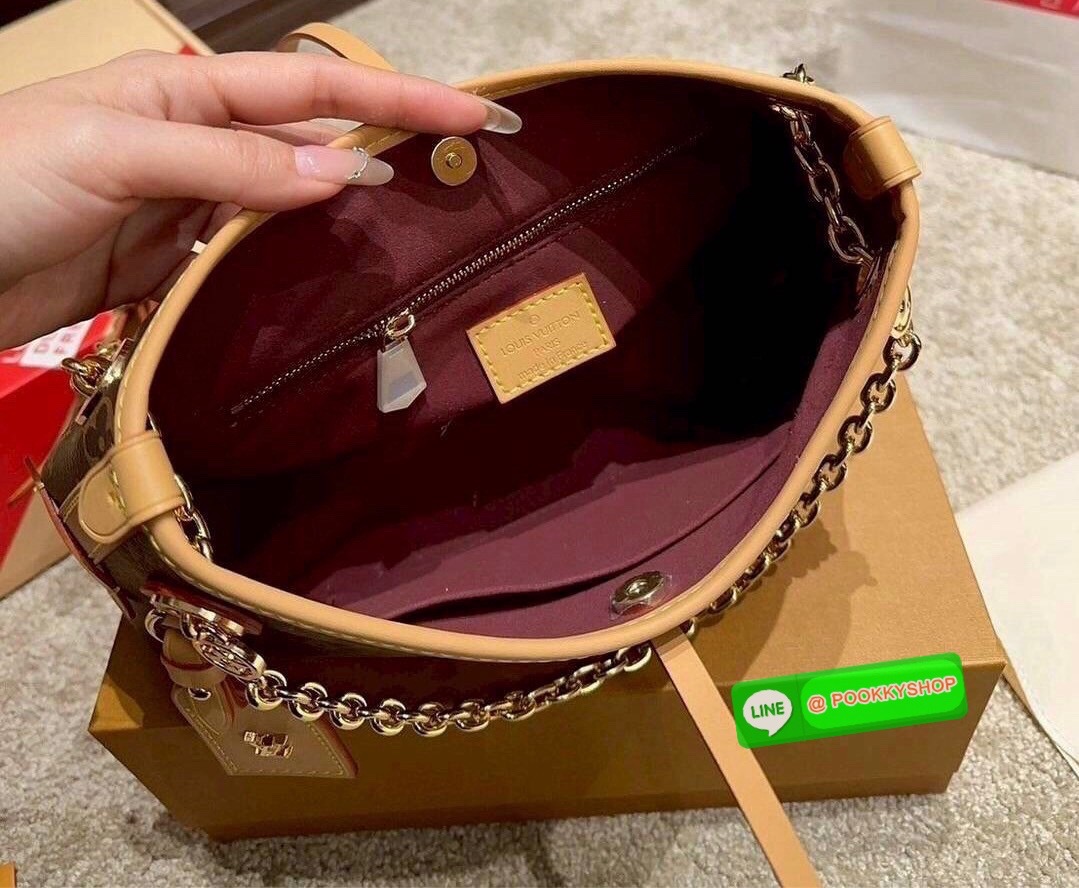 🕊️ พร้อมส่ง | LV CarryAll BB bag กระเป๋าสะพายแครี่ออล ไซส์ใหม่ ดีไซส์ใหม่สุดไอคอนิกปรับโฉมใหม่ประจำฤดูกาลในดีไซน์สุดชิค ตกแต่งสายโซ่สีทองงดงามด้วย Monogram Flower เสริมดีเทลอันเป็นเอกลักษณ์อย่างเนมแท็กหนังสีตัดกันเข้ากับสีเชือกรูดปิดกระเป๋าอย่างลง