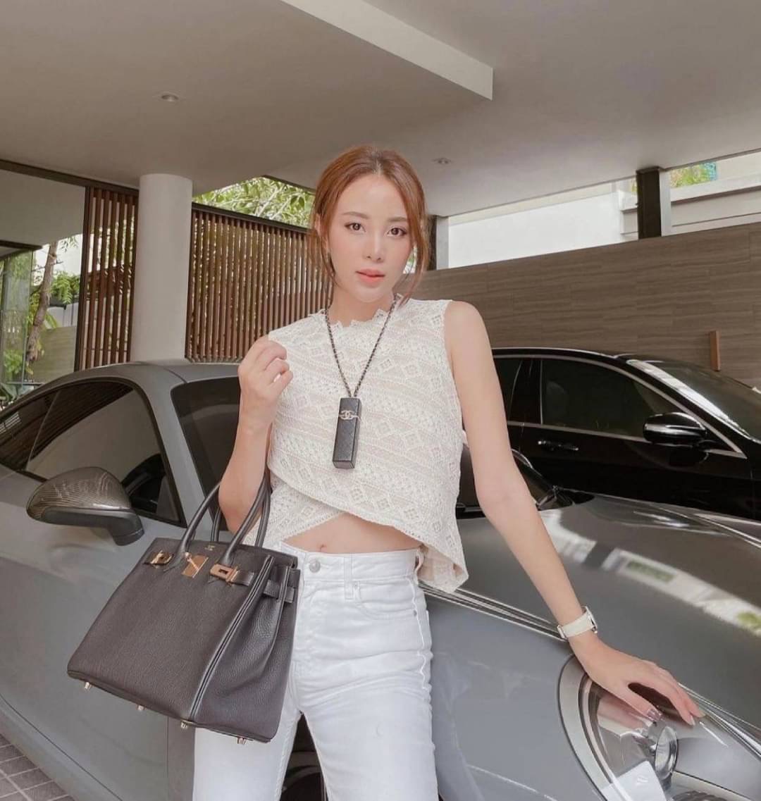 Set เสื้อแขนกุดปลายวียาว กางเกงขา 6 ส่วน ผ้าลูกไม้สีขาว เคลือบผ้าซับในสีครีม งานจริงสวยมากกกก บอกได้เลยว่าลุคนี้ดูรวยค่า