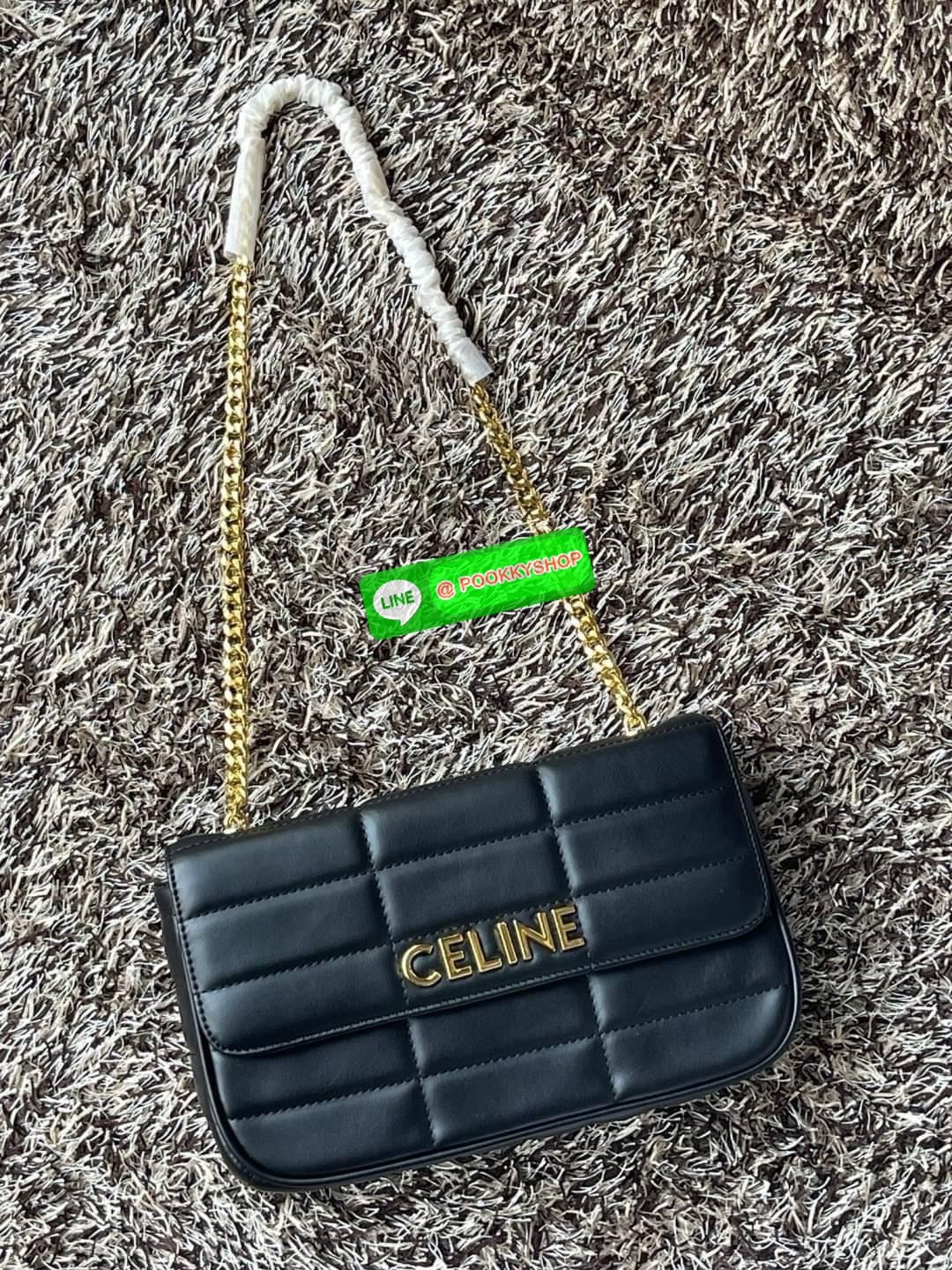 CELINE CHAIN SHOULDER BAG MATELASSE MONOCHROME กระเป๋าเทรนด์กระเป๋าสุดฮอตแต่ยังคงความคลาสสิก รุ่น Matelasse Monochrome ล่าสุดของ Celine ด้วยดีไซน์กระเป๋าที่หรูหราและแมทช์กับการแต่งตัวง่าย จึงครองใจสาว ๆ ได้ไม่ยาก โดยเป็นกระเป๋าสะพายไหล่ที่อัดแน่นด้วยกลิ่น