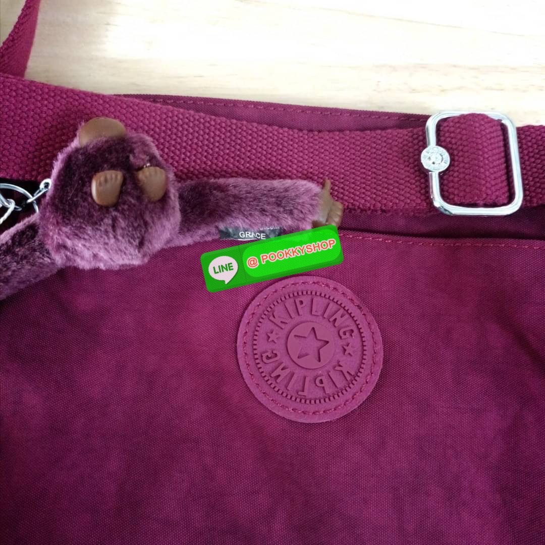 KIPLING Mini Crossbodybag กระเป๋าสะพายข้างขนาดกะทัดรัด ผลิตจากวัสดุ Nylon + ซับใน Polyester100% มีช่องใช้งานแยกย่อยมากถึง 4 ช่อง -ด้านหน้ามีช่องซิป 2 ช่อง -ช่องหลักโล่ง กว้าง จุของใช้ได้เยอะ -ด้านหลังมีช่องซิปอีก 1 ช่อง มาพร้อมพวงกุญเเจลิง สายสะพายยาวสมาร