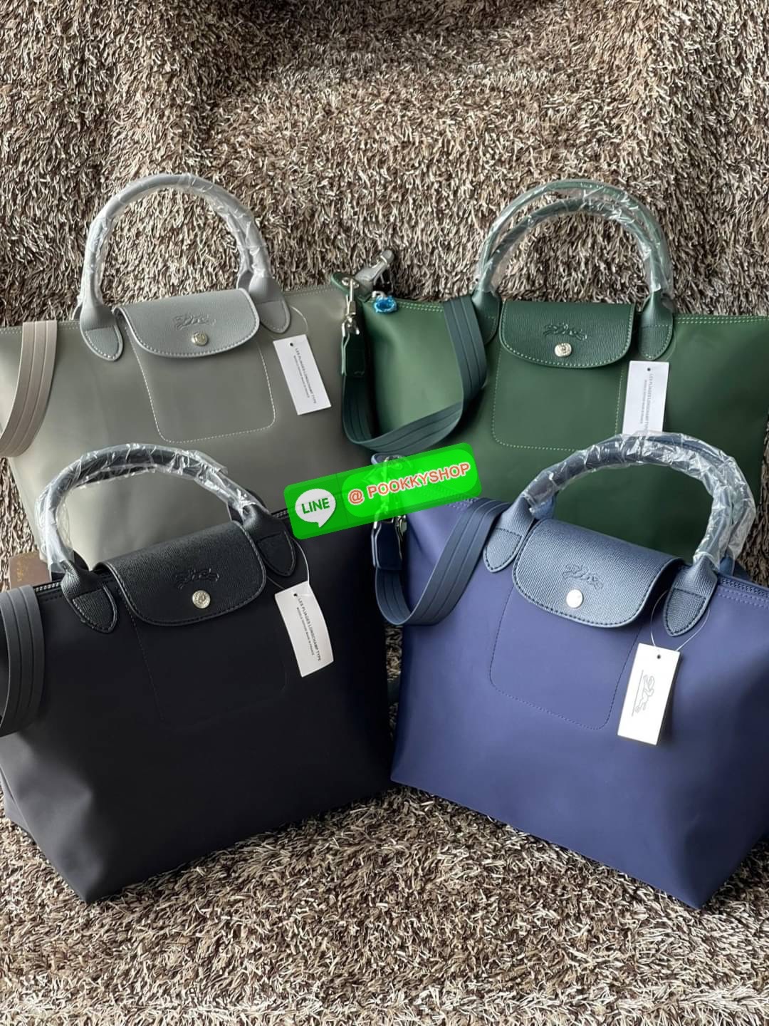 Longchamp Le Pliage Neo Size M มาพบกับกระเป๋ารุ่นยอดนิยม ที่สาวๆ ต้องมีไว้เก็บไว้สักใบ กระเป๋าโท้ทใบนี้ มาพร้อมกับสีที่มีสไตล์เรียบง่าย มีสายสะพายยาวช่วยให้คุณสามารถสะพายไหล่ได้อย่างสบาย ในขณะที่ที่ปิดแบบซิปช่วยให้คุณมั่นใจได้ว่าของด้านในมีความปลอดภัย Le