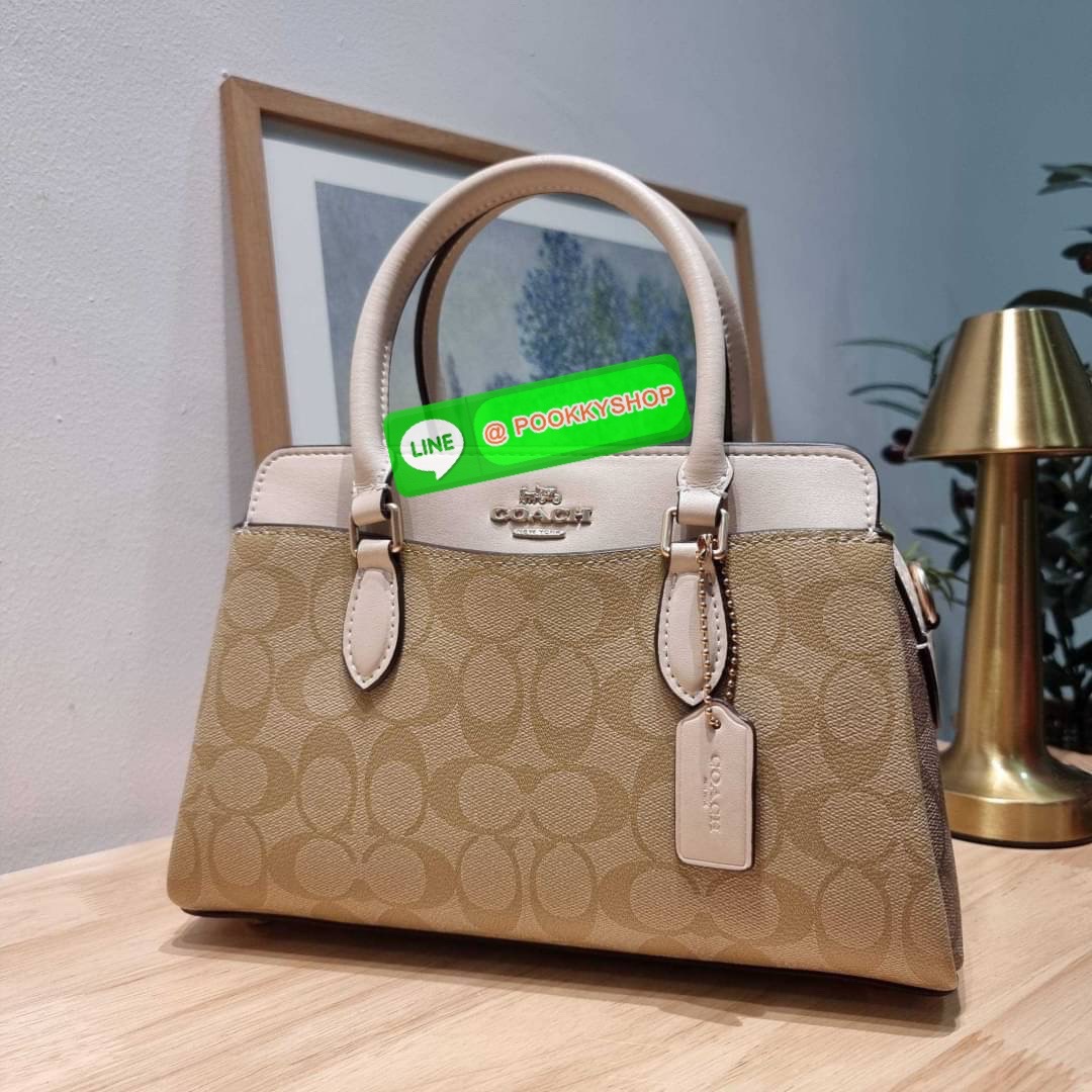 COACH CH503 MINI DARCIE CARRYALL IN BLOCKED SIGNATURE CANVAS คอลเลคชั่นใหม่ กระเป๋าสะพายทรงถัง ไซส์มินิ ดีไซน์ออกมาดูหรูมาก วัสดุหนังแคนวาสเคลือบผิว สวย คลาสสิค มาพร้อมสายสะพายข้างและหูหิ้วในตัว ถอดออกถือคล้องแขนเก๋ๆ หรูๆยังได้ ภายในเป็นช่องโล่ง แบ่งสัดส่