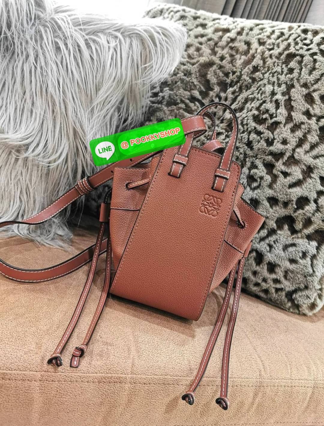 ✴️ห้ามพลาด!✴️LOEWE HANDLE & SHOULDER BAG GIFT WITH PURCHASE (GWP) กระเป๋าถือหรือสะพายหนังแท้พรีเมี่ยมกิ๊ฟ Limited จาก LOEWE PERFUME DUTYFREE รุ่น Rare items สุดๆวัสดุหนังแท้ Calfskin หนังสวยดีไซน์คงเอกลักษณ์แบรนด์ สามารถปรับใช้ได้หลายทรงด้าน