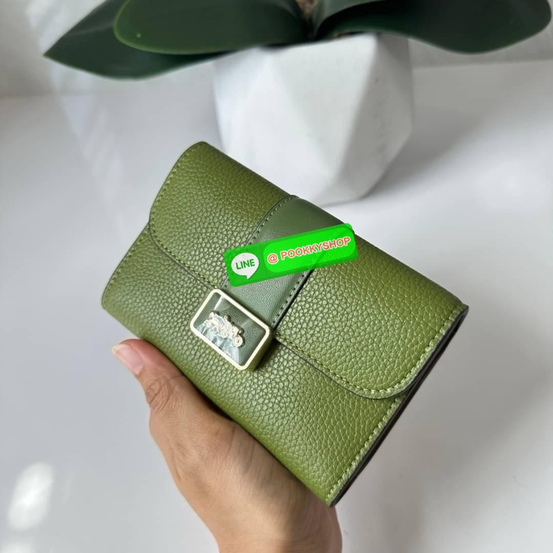 Coach Medium Grace Wallet (Cl421) 🔖กระเป๋าสุดหรูใบกลาง ขนาดกำลังดีกระทัดรัด 🔖วัสดุ : pebble leather 🔖ภายในมีช่องใบบัตรเครดิต 6 ช่อง มีช่องใส่เหรียญแยก สามารถใส่ธนบัตรแบงค์พันได้คะ