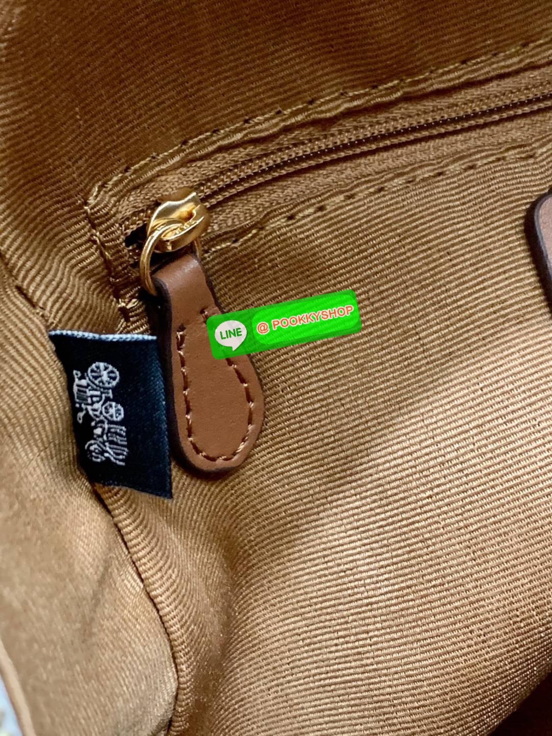 NEW IN! COACH JORDYN BACKPACK ((C1804//3011)) ไม่มียังไงไหว ต้องบอกว่าน้องสวยมากๆค่า! กระเป๋าสะพายหลังแบบมีหูหิ้ว หนังแแท้สวยค่ะ ❤️ทั้งใบปริ้นลายดอกไม้ สวยเด่ด สะดุดตาเลยทีเดียวค่ะ ด้านหน้ามีช่องซิปใส่มือถือหรือของจุกจิกลงไปได้ค่ะ เปิด-ปิดกระเป๋าแบ