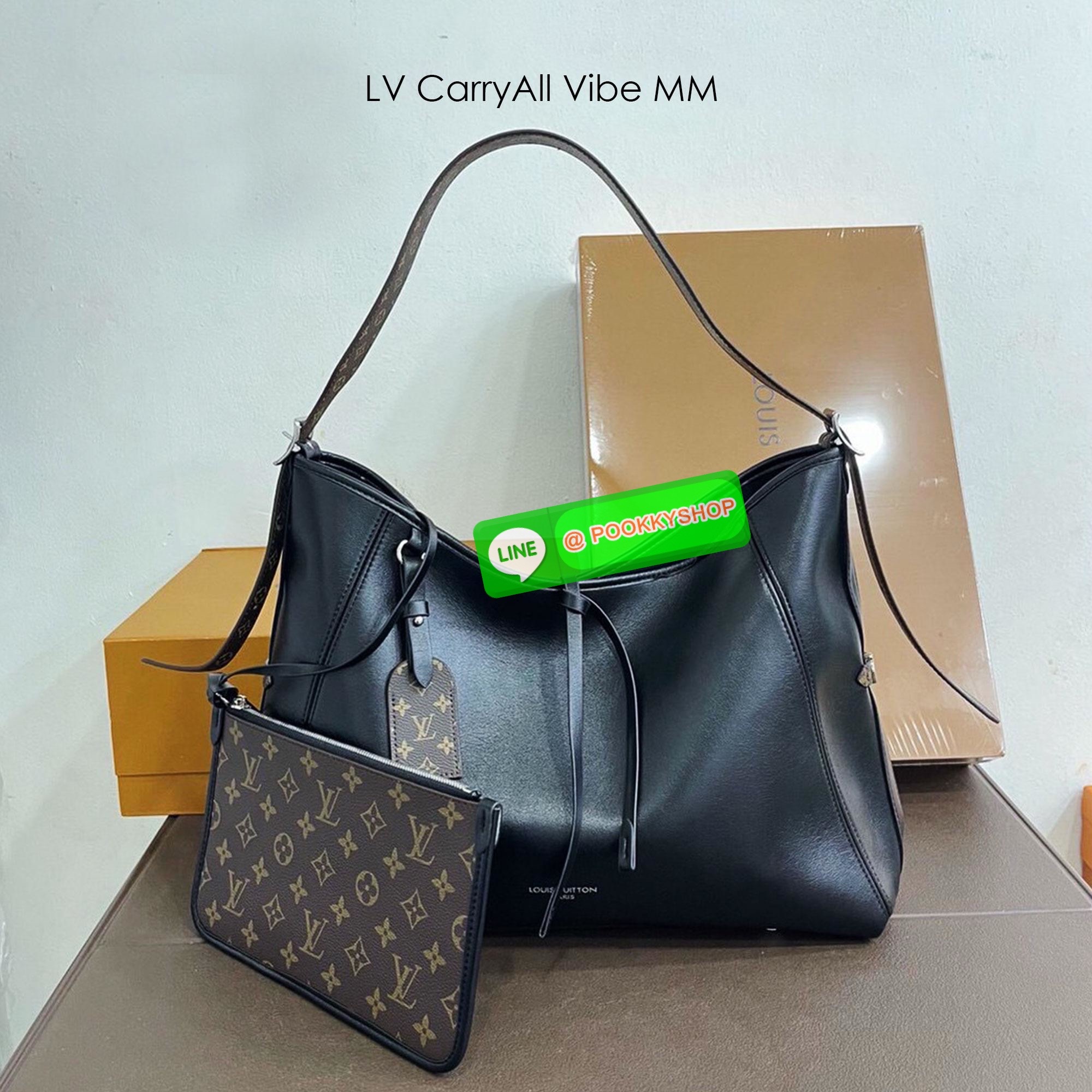 🕊️ พร้อมส่ง | LV CarryAll Vibe MM ใหม่ล่าสุด กระเป๋าสะพายทรงโท้ทใบใหญ่ สวยหรูดีไซน์เรียบง่ายคลาสสิค ดูผู้ดี มาพร้อมใบลูกลายโมโนแกรมสุดไอคอนิก รูปทรงสวยตลอดกาล ใช้ได้กับทุกลุค ทุกโอกาส ภายในโล่งกว้างมาก ใส่ของสำคัญได้ครบแน่นอนจ้า