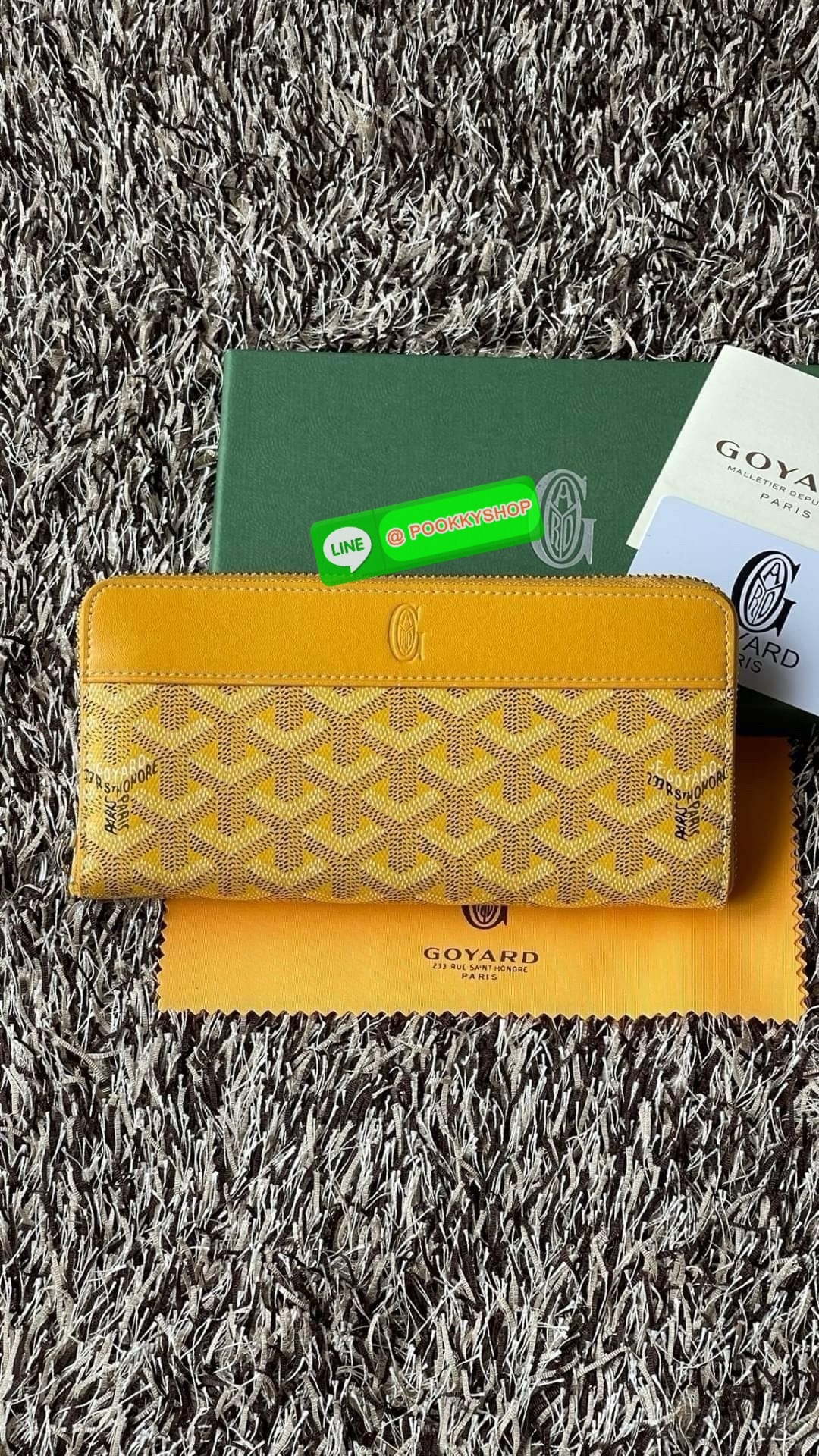 Goyard Matignon GM Wallet แบรนด์สัญชาติฝรั่งเศสที่มีความคลาสสิคและลวดลายอันเป็นสัญลักษณ์ อีกหนึ่งรุ่นที่แนะนำ กระเป๋าสตางค์ แบบยาว Matignon GM ที่มีซิปปิดสนิทและปลอดภัย ช่องใส่การ์ด 12 ช่อง ช่องซิปตรงกลาง และช่องเก็บของขนาดใหญ่ 2 ช่อง ช่วยให้คุณเก็บการ์ด