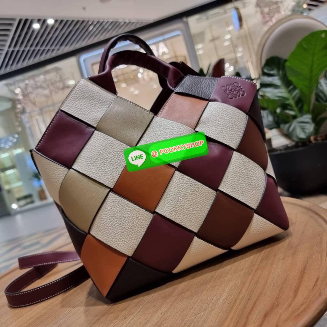 LOEWE SURPLUS LEATHER WOVEN BASKET BAG IN CLASSIC CALFSKIN ใหม่ล่าสุดและสวยที่สุด กระเป๋าสะพานที่ถักทอด้วยความปราณีต โดดเด่นด้วยสีที่จับมาคอนทราสได้ลงตัว ใบใหญ่จุได้แบบเน้นๆ วัสดุหนังวัวแท้เต็มใบ หรูเลิศ ปากกระเป๋ามีสายหนังสำหรับผูกรวบปากกระเป๋า ภายในโล่ง