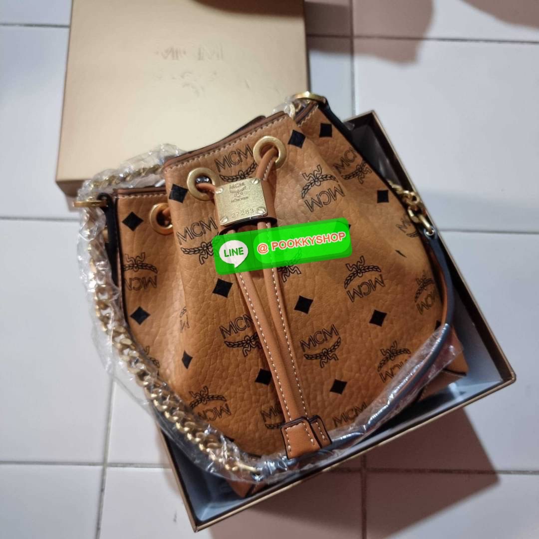 MCM SOFT BERLIN DRAWSTRING BAG IN VISETOS กระเป๋าสะพายทรง bucket ไซส์ mini ขนาดน่ารักน่าใช้ มาพร้อมกล่องสุดหรู!! วัสดุหนังแคนวาสคุณภาพดี รูดเปิด-ปิดกระเป๋าด้วยสายหนัง ภายในเป็นช่องโล่ง มีช่องแยก และช่องเก็บบัตรหรือจะไว้ของจุกจิกก็ได้ เป็นหนังแท้ ใต้กระเป๋