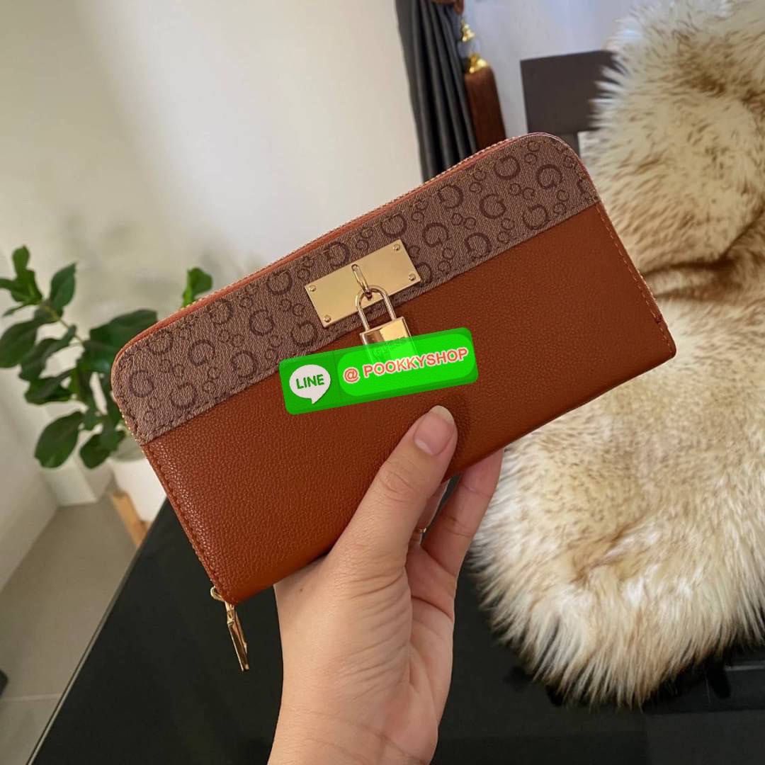 Guess Long Wallet กระเป๋าสตางค์ใบยาวซิปรอบหนังนิ่ม ด้านหน้าโดดเด่นด้วยกุญแจชื่อแบรนด์ รุ่นนี้มีสายคล้องมือมาให้ เพื่อใช้งานง่ายและสะดวกมากยิ่งขึ้น ด้านในมีช่องใส่ธนบัตร ช่องใส่บัตร และช่องซิปใส่เหรียญค่ะ