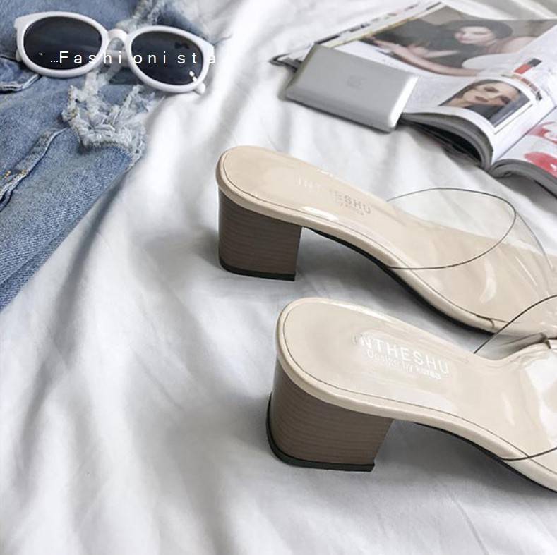 มาถึงแล้วจ้าา แบบขายดีลูกค้าถามหากันเยอะ รองเท้าทรงสวมส้นใหญ่ วัสดุ pu คัตติ้งแน่น สายคาดหน้าเป็นพลาสติกใส เนื้อหนานิ่ม ใส่สบายไม่บาดเท้า ส้นลายไม้ คู่นี้เน้นความเปลือยเท้า ส้นไม่สูงมากเดินง่าย แต่ใส่แล้วดูขาเรียวยาวขึ้น สวยเป๊ะดูแพงเลยค่ะ งานจริงเหมือนแบ