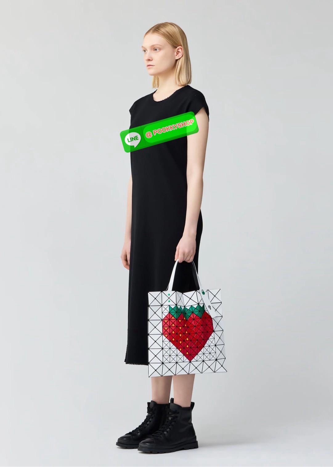 Baobao issey miyake Fruit กระเป๋าโท้ทซีรีย์รุ่นนี้มีลวดลายผลไม้น่ารัก ชิ้นส่วนตรงกลางถูกแทนที่ด้วยชิ้นส่วนต่างๆ ทําให้เกิดลวดลายดูมีมิติ เป็นขนาดที่เหมาะกับเอกสาร A4 และแล็ปท็อปขนาด 13 นิ้ว นอกจากนี้ยังมีกระเป๋าซิปด้านในที่สะดวกสําหรับจัดเก็บสิ่งของมีค่า