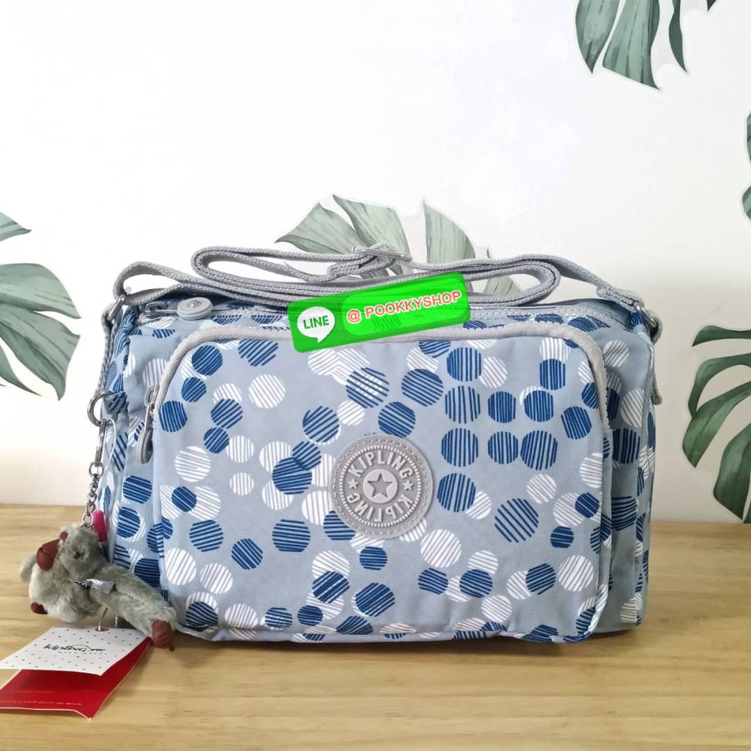 KIPLING RETH CROSSBODY BAG ซับในตาราง วัสดุ Nylon +polyester กระเป๋าสะพายข้างหรือ สะพาย Crossbody ได้ ช่องหน้าเปิด-ปิด ด้วยซิป พร้อมช่องแยกบ่อยด้านข้าง ช่องหลัก 2 ช่อง ด้านในโล่งกว้าง สามารถจุสัมภาระได้เยอะ พร้อมช่องซิปหลัง สายสะพายปรับระดับสั้น-ยาว ได้ f