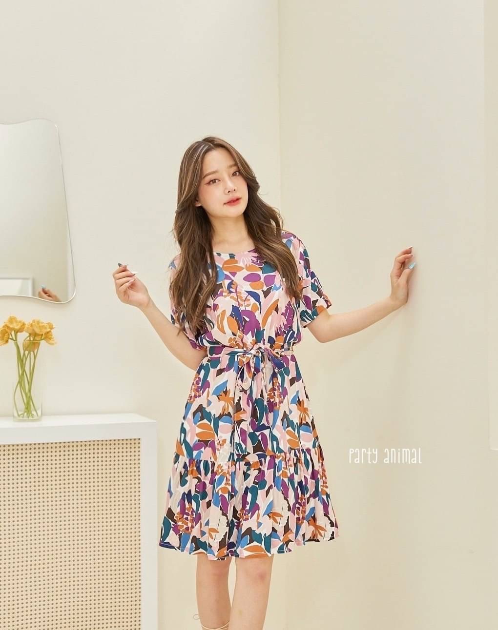 รอบนี้เป็นลายดอกไม้สีน่ารักมากค้าา เดรสคอกลมทรงแขนสั้นต่อชายระบาย ทรงน่ารักใส่ได้บ่อยๆค่ะ ผ้า cotton เนื้อนุ่มใส่สบายค่ะ มีซับในตัวให้ด้วย ซิปหลัง มีกระเป๋าล้วงด้านข้าง มาพร้อมสายผูกเอวค้า