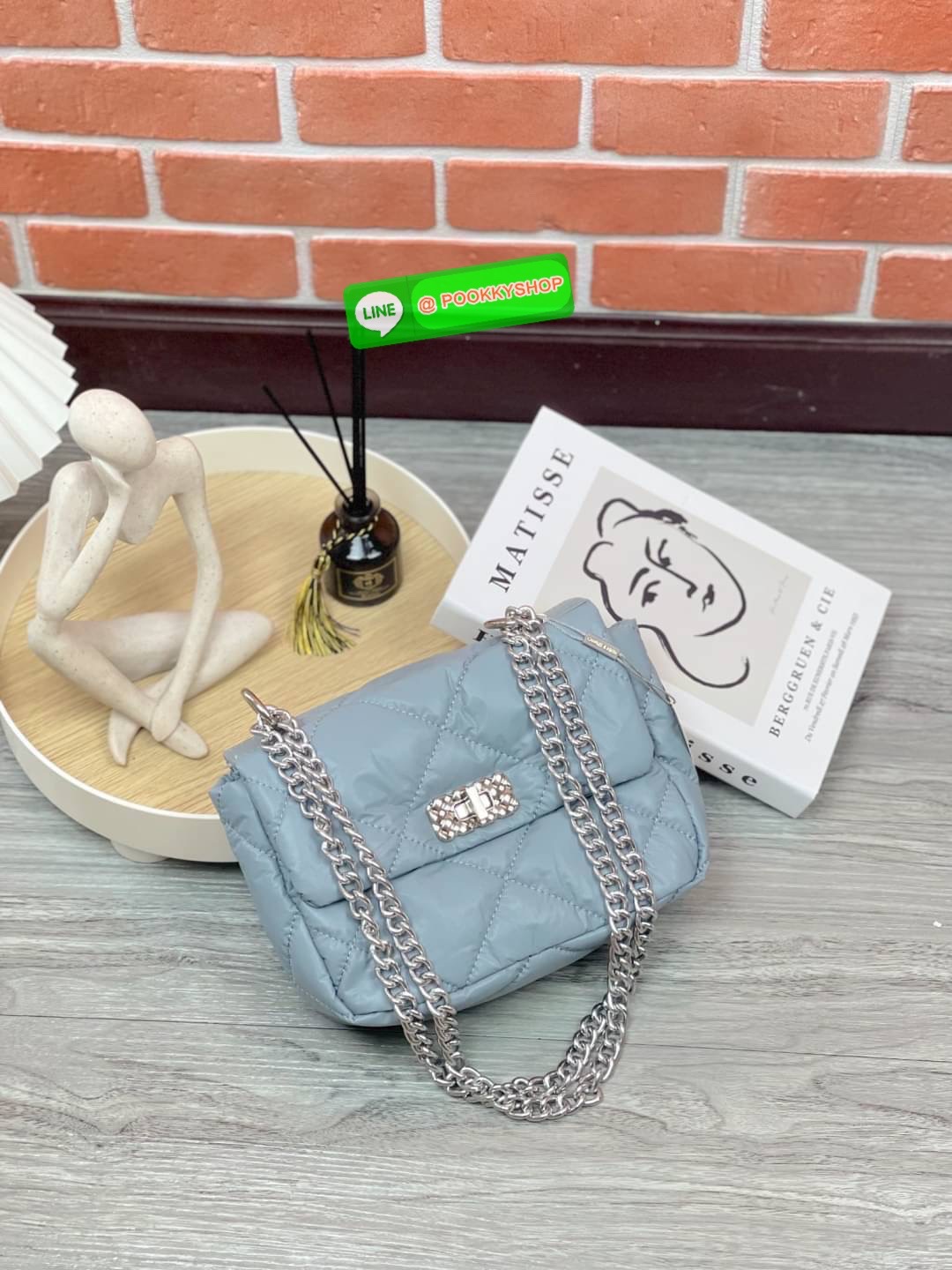 Charles & Keith Paffuto Padded Shoulder Bag มาเพิ่มสีสันให้กับสไตล์ในวันพักผ่อนสบายๆของคุณให้ดูสนุกขึ้น ด้วยกระเป๋าสะพายไหล่ขนาดกลางที่โดดเด่นด้วยหนังเย็บบุลายตาราง โก้หรูด้วยดีไซน์ตัวล็อคโลหะที่เข้ากับสายสะพายโซ่ เปิดปิดแบบตัวหมุนล็อก ด้านในจุของได้เยอะ
