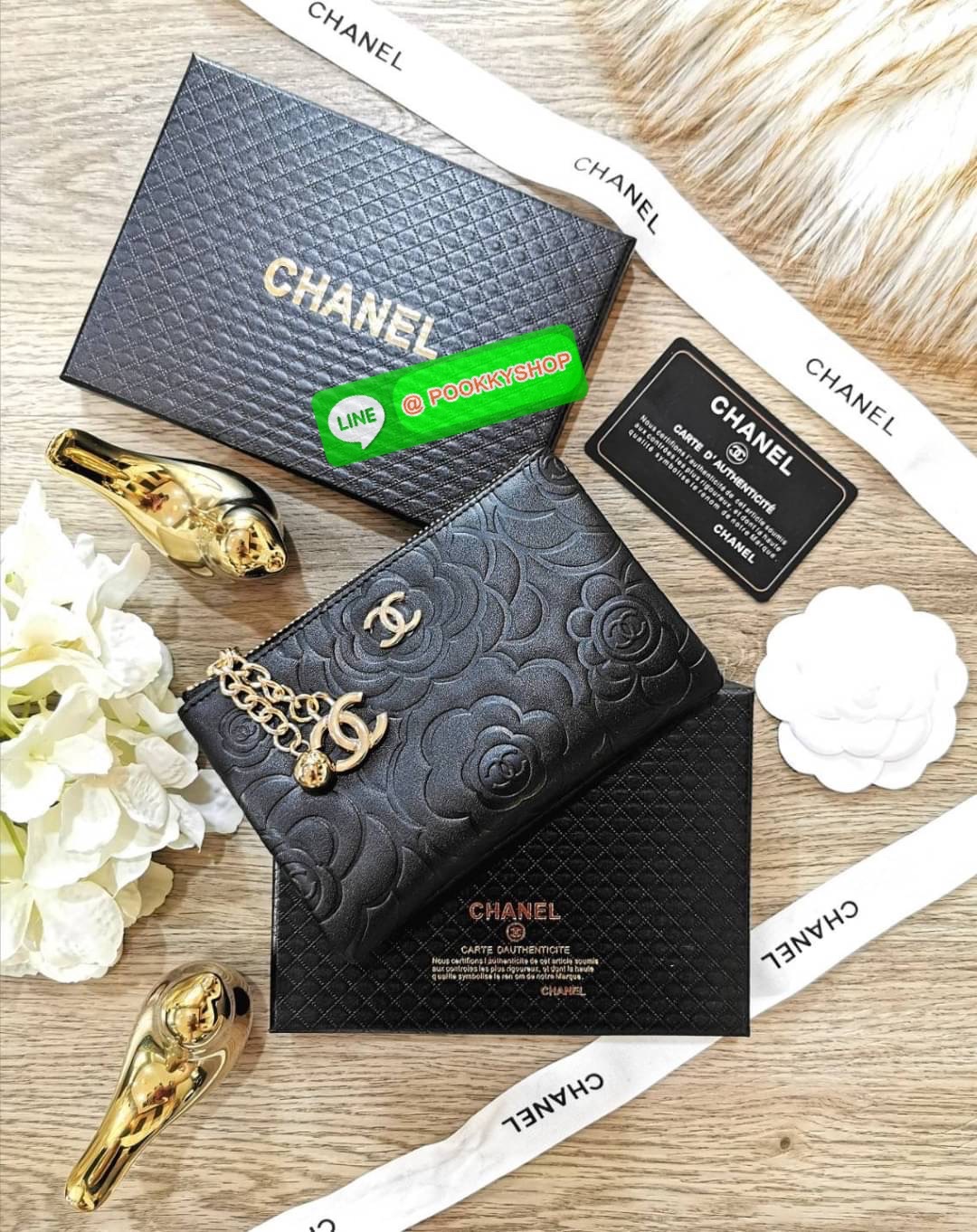 Don't Miss! New Arrival! Chanel Clutch Bag VIP Gift With Purchase (GWP) จาก Chanel Cosmetic Counter วัสดุหนังเรียบลายดอก Camellia สวยหรูเปิดปิดด้วยซิปสะดวกใช้ ด้านหน้าประดับโลโก้แบรนด์อะไหล่ทอง ภายในมีโลโก้ เเถบ Not for sale มีช่องใส่บัตรหลายช่องสามา