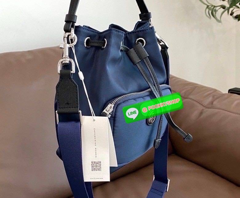 “🖤 Tory Burch Logo-Plaque Bucket Bag – ดีไซน์เรียบเท่ ถือได้ สะพายได้ ครบทั้งความจุและความชิค ✨ วัสดุ ไนลอน แต่งหนัง เบา จุของดี เหมาะกับวันทำงาน หรือวันสบาย ๆ ขนาด 8.5 นิ้ว | สภาพ ใหม่ 100% พร้อมส่ง